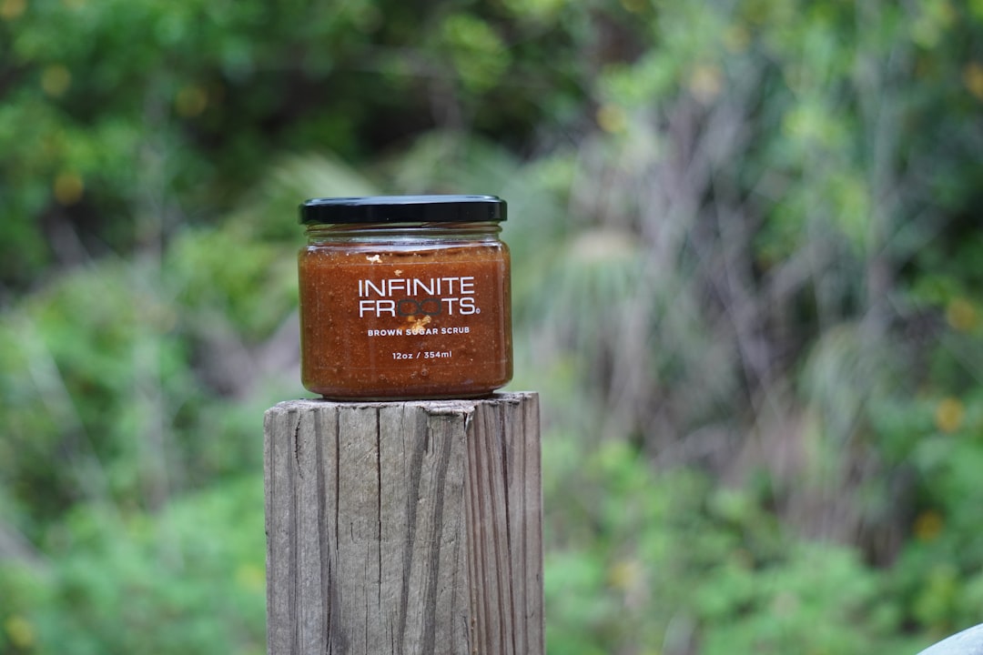 وعاء عسل الكاليبتوس الطبيعي مع أوراق الكاليبتوس الخضراء