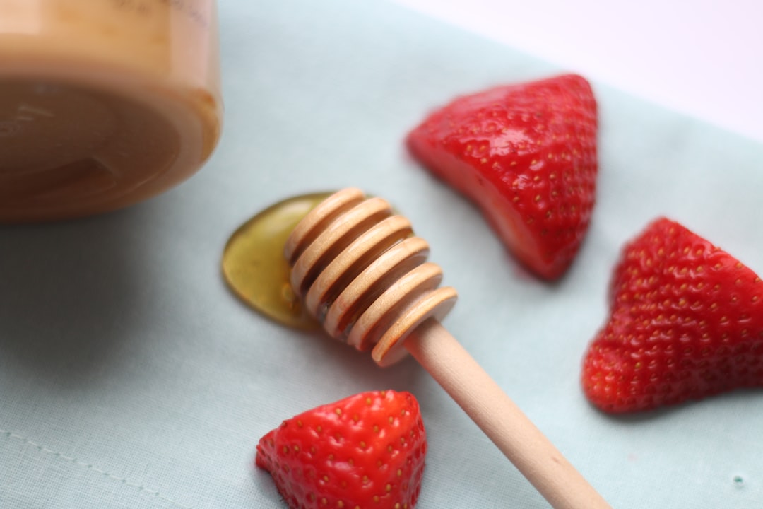 عسل السدر الطبيعي في وعاء خشبي تقليدي